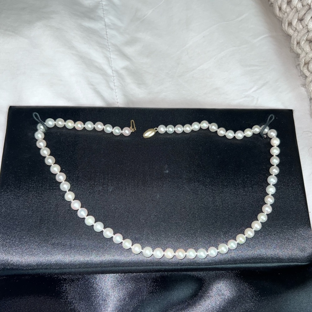 Auth pearl necklace